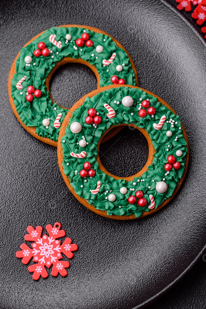 Placa preta cerâmica vazia com elementos de decoração de Natal em fundo de concreto texturizado de férias