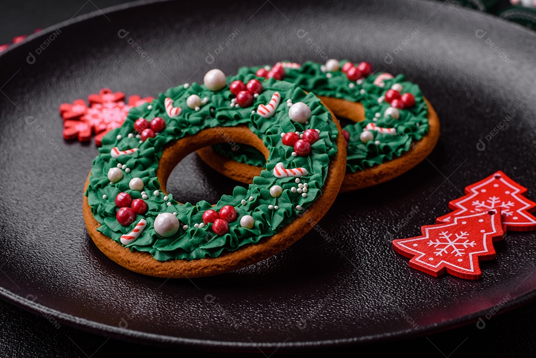 Placa preta cerâmica vazia com elementos de decoração de Natal em fundo de concreto texturizado de férias