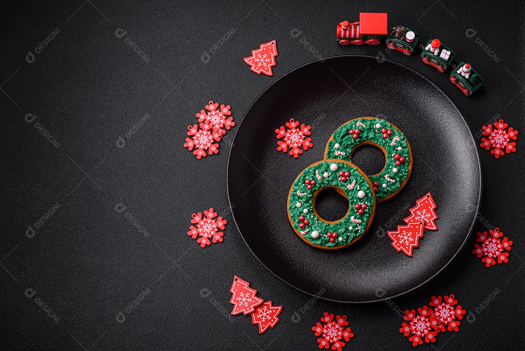 Placa preta cerâmica vazia com elementos de decoração de Natal em fundo de concreto texturizado de férias