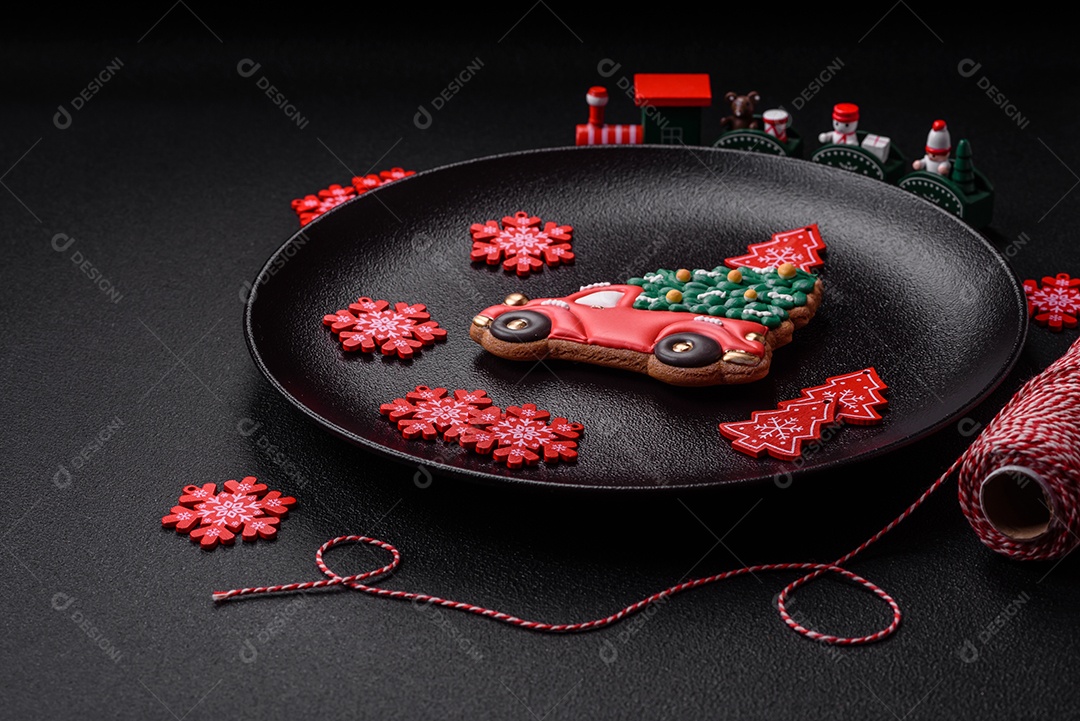 Placa preta cerâmica vazia com elementos de decoração de Natal em fundo de concreto texturizado de férias