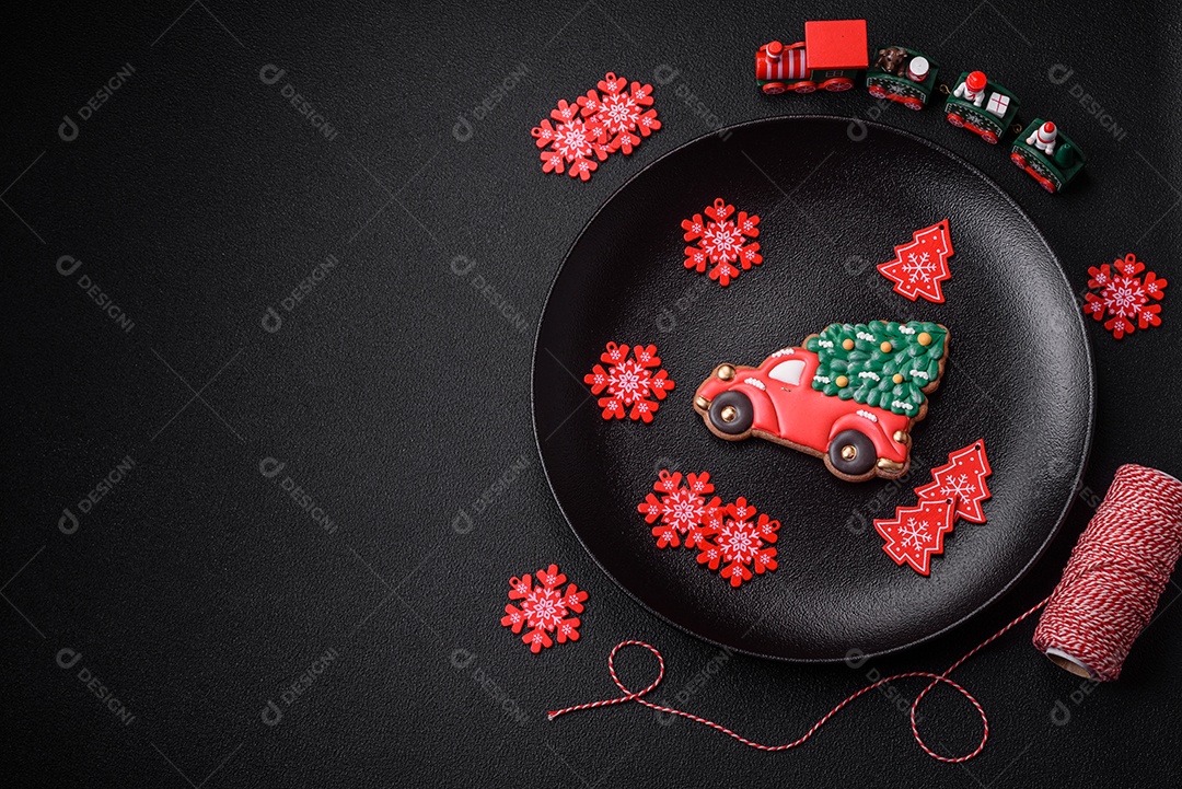 Placa preta cerâmica vazia com elementos de decoração de Natal em fundo de concreto texturizado de férias