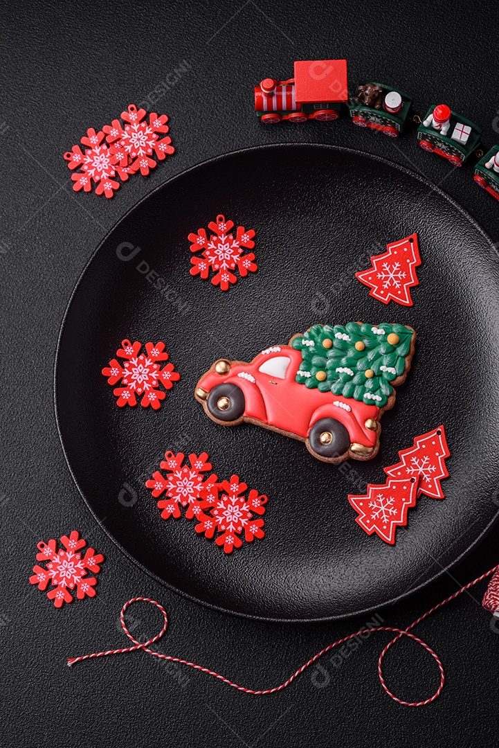 Placa preta cerâmica vazia com elementos de decoração de Natal em fundo de concreto texturizado de férias