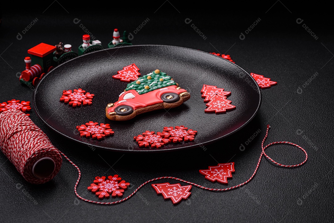 Placa preta cerâmica vazia com elementos de decoração de Natal em fundo de concreto texturizado de férias