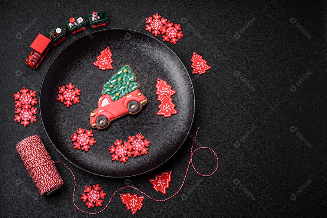 Placa preta cerâmica vazia com elementos de decoração de Natal em fundo de concreto texturizado de férias