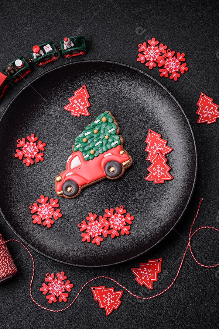 Placa preta cerâmica vazia com elementos de decoração de Natal em fundo de concreto texturizado de férias