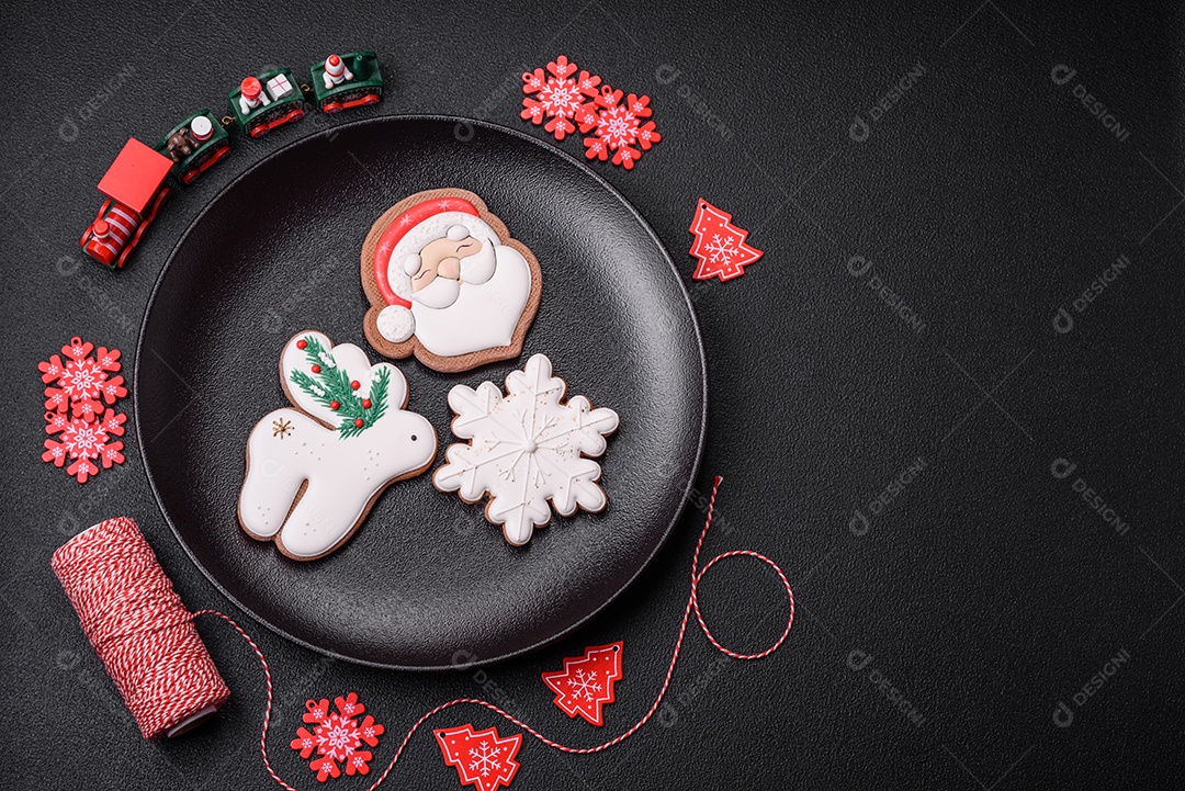 Placa preta cerâmica vazia com elementos de decoração de Natal em fundo de concreto texturizado de férias