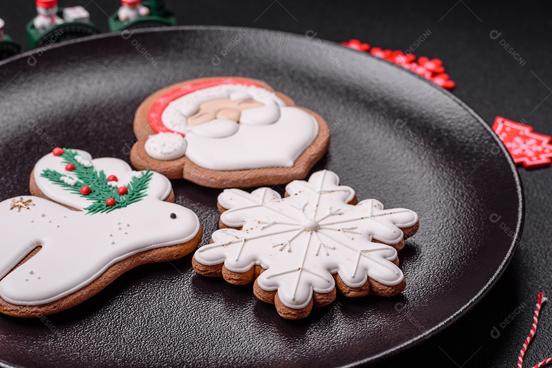 Placa preta cerâmica vazia com elementos de decoração de Natal em fundo de concreto texturizado de férias