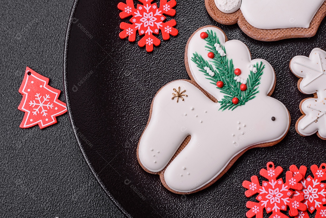 Placa preta cerâmica vazia com elementos de decoração de Natal em fundo de concreto texturizado de férias