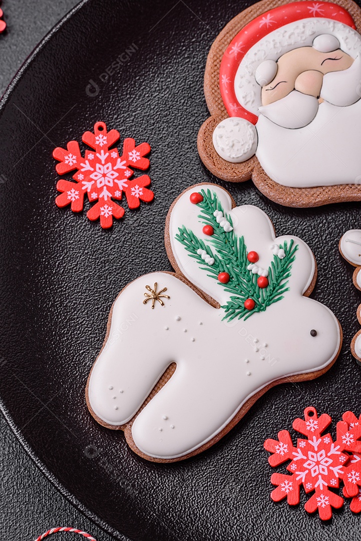 Placa preta cerâmica vazia com elementos de decoração de Natal em fundo de concreto texturizado de férias