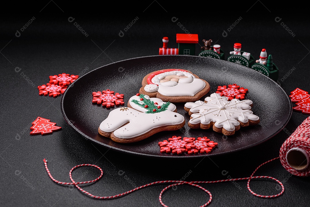 Placa preta cerâmica vazia com elementos de decoração de Natal em fundo de concreto texturizado de férias