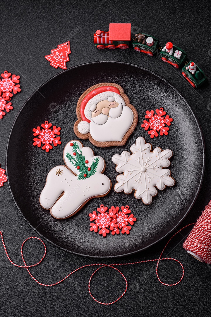 Placa preta cerâmica vazia com elementos de decoração de Natal em fundo de concreto texturizado de férias