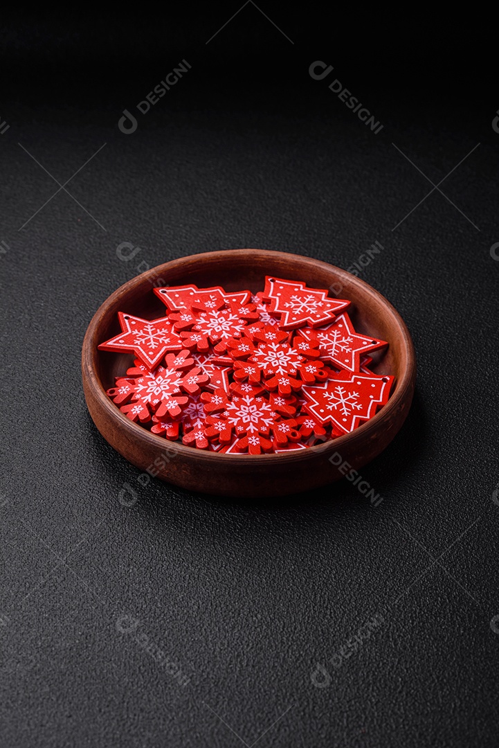 Placa preta cerâmica vazia com elementos de decoração de Natal em fundo de concreto texturizado de férias