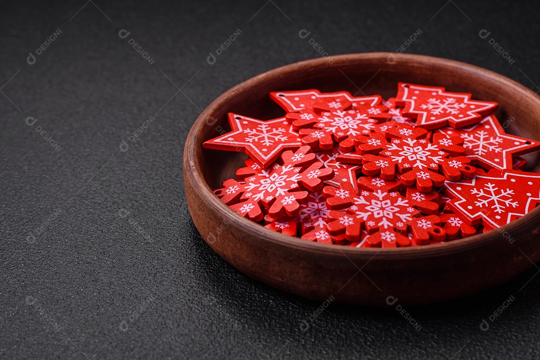 Placa preta cerâmica vazia com elementos de decoração de Natal em fundo de concreto texturizado de férias