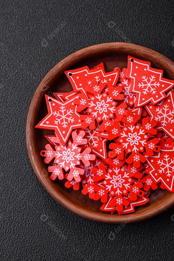 Placa preta cerâmica vazia com elementos de decoração de Natal em fundo de concreto texturizado de férias