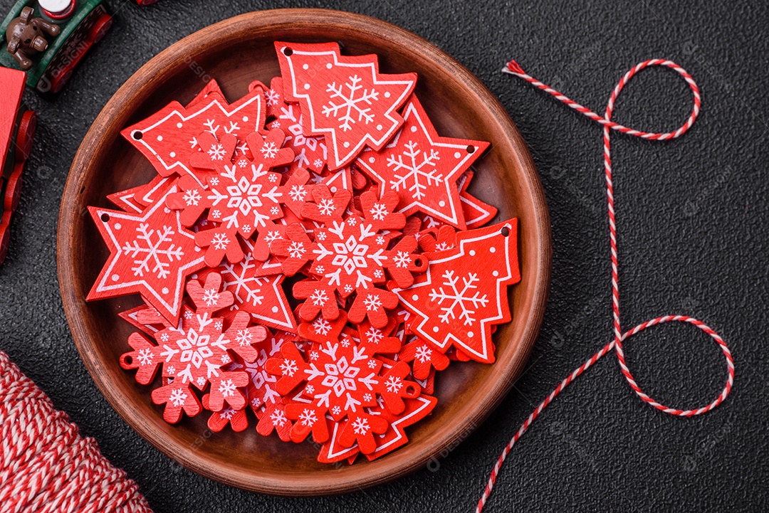 Placa preta cerâmica vazia com elementos de decoração de Natal em fundo de concreto texturizado de férias