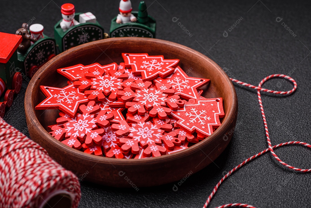 Placa preta cerâmica vazia com elementos de decoração de Natal em fundo de concreto texturizado de férias