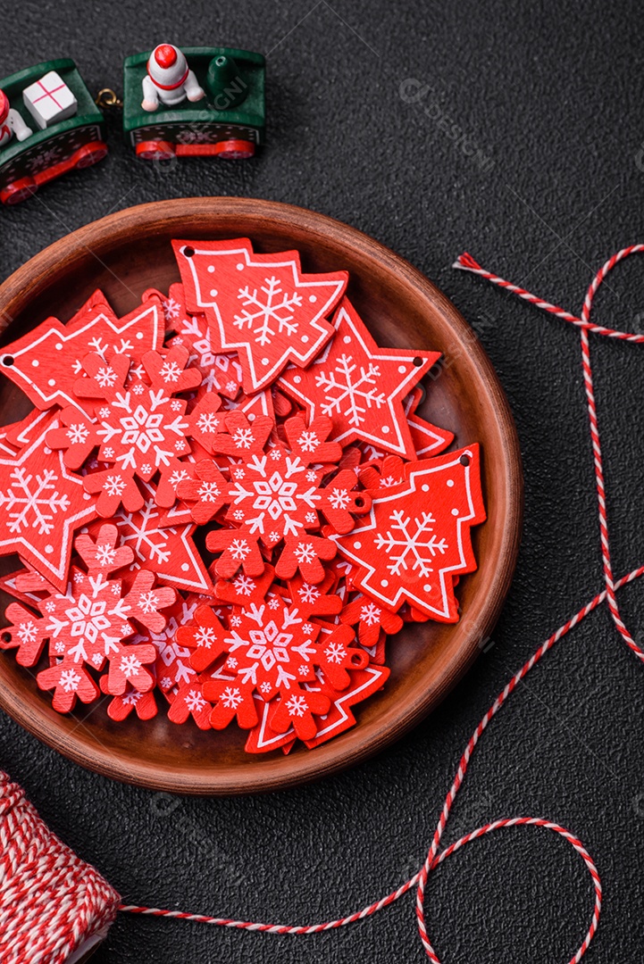 Placa preta cerâmica vazia com elementos de decoração de Natal em fundo de concreto texturizado de férias