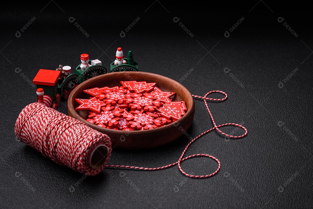 Placa preta cerâmica vazia com elementos de decoração de Natal em fundo de concreto texturizado de férias