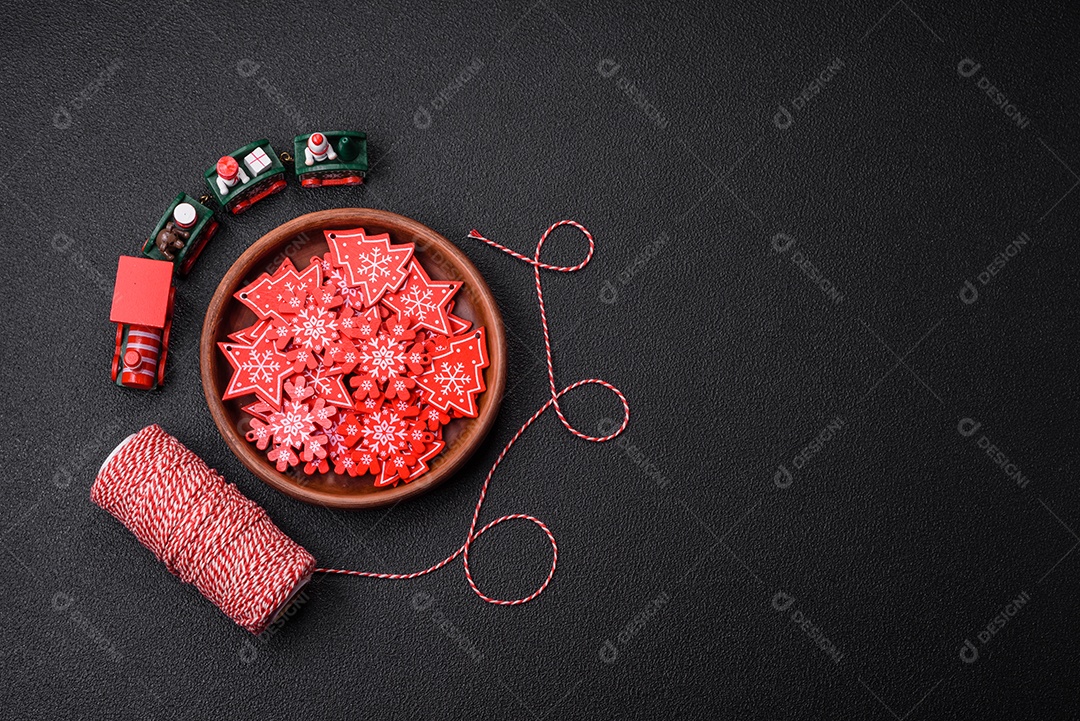 Placa preta cerâmica vazia com elementos de decoração de Natal em fundo de concreto texturizado de férias