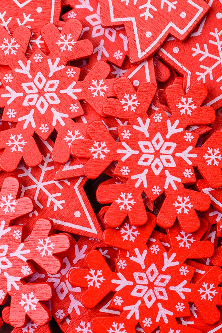 Placa preta cerâmica vazia com elementos de decoração de Natal em fundo de concreto texturizado de férias