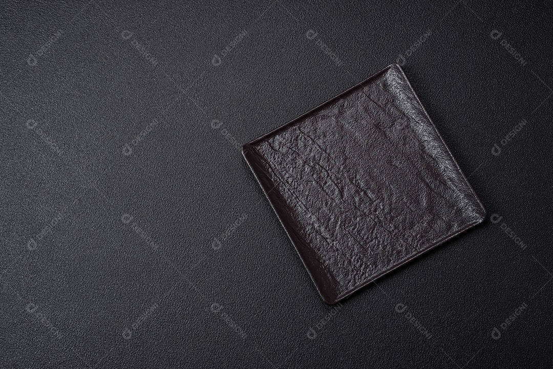 Placa cerâmica quadrada preta vazia em fundo de concreto escuro. Cozinhar comida asiática