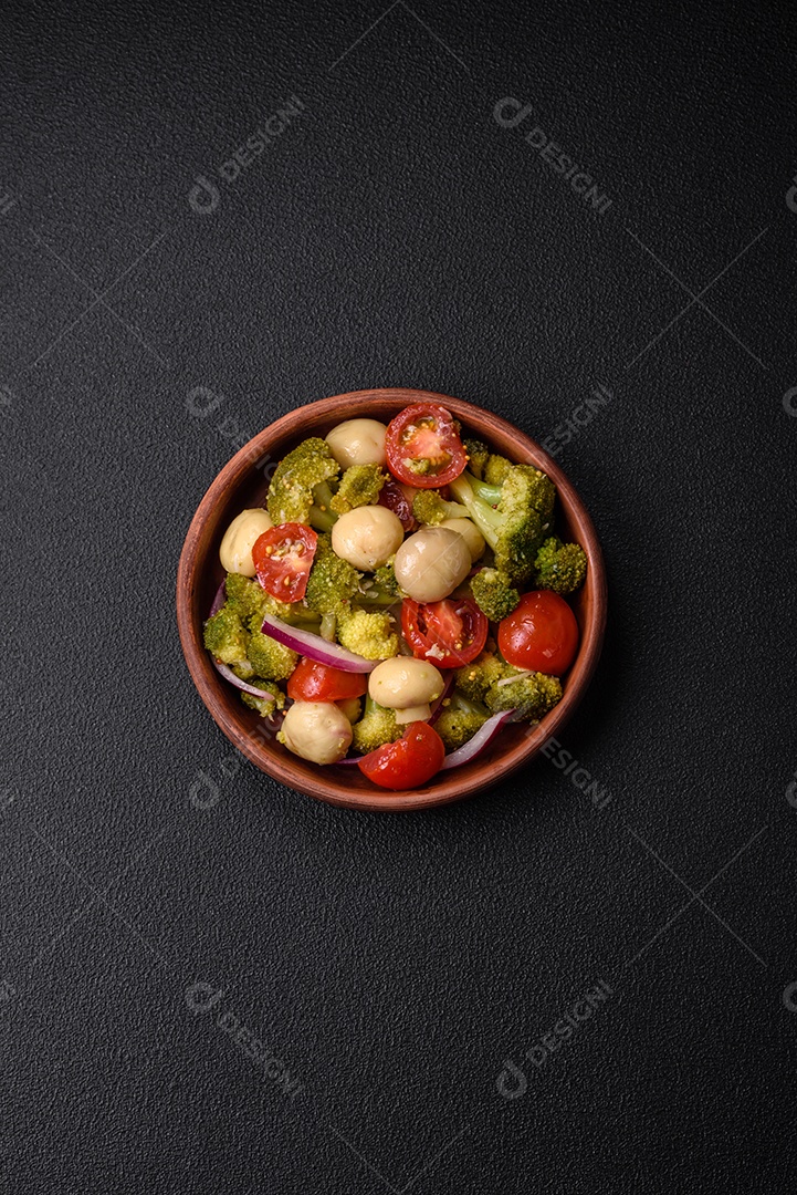 Deliciosa salada fresca de feijão verde, ervilha, pimentão e queijo com sal e especiarias sobre um fundo escuro de concreto