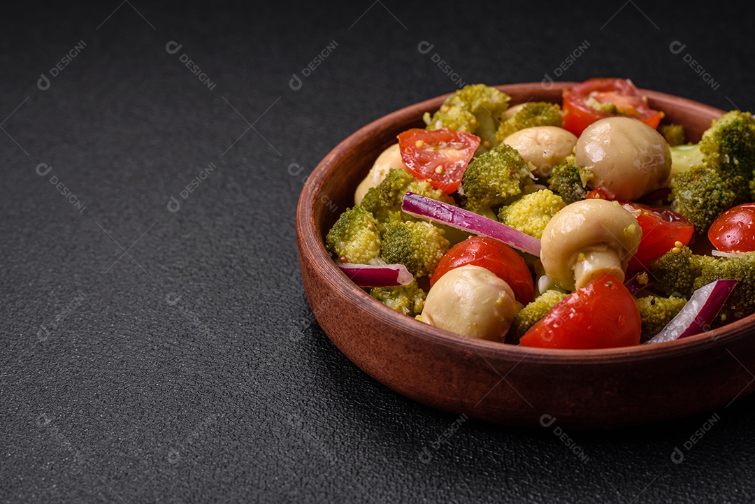 Deliciosa salada fresca de feijão verde, ervilha, pimentão e queijo com sal e especiarias sobre um fundo escuro de concreto