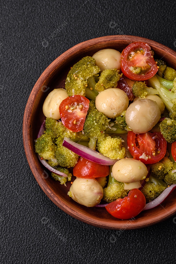Deliciosa salada fresca de feijão verde, ervilha, pimentão e queijo com sal e especiarias sobre um fundo escuro de concreto