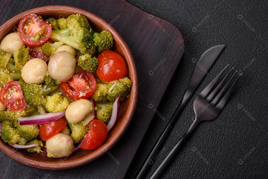 Deliciosa salada fresca de feijão verde, ervilha, pimentão e queijo com sal e especiarias sobre um fundo escuro de concreto