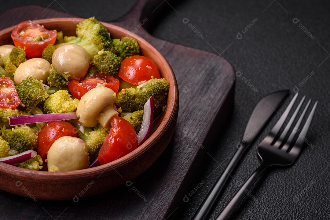 Deliciosa salada fresca de feijão verde, ervilha, pimentão e queijo com sal e especiarias sobre um fundo escuro de concreto