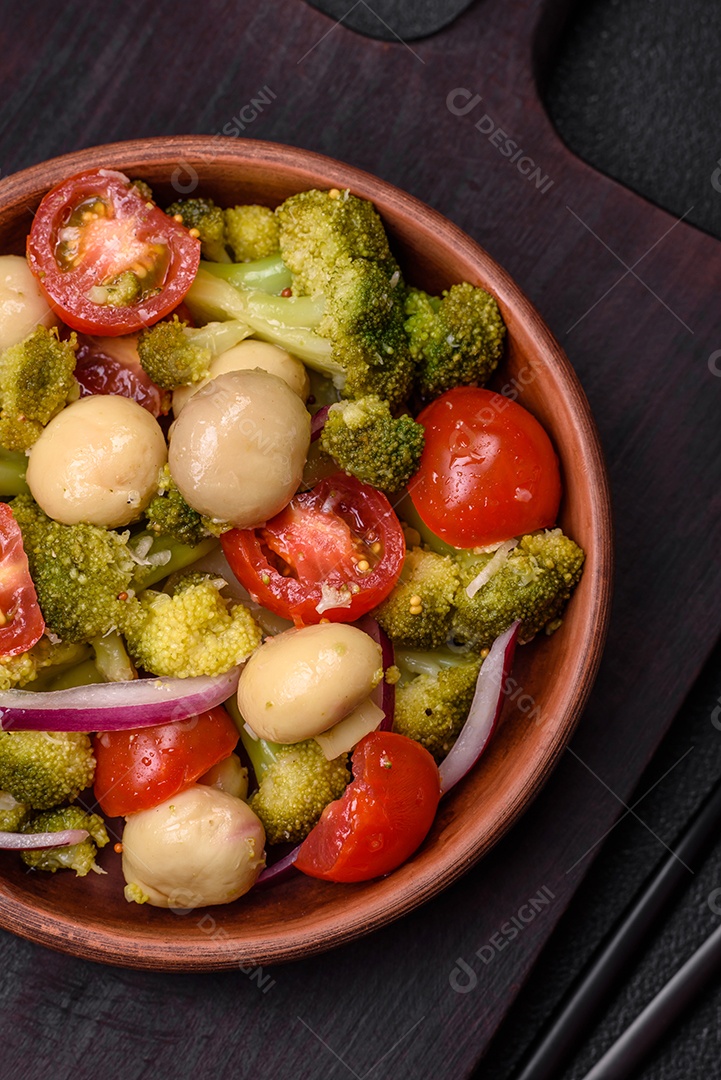 Deliciosa salada fresca de feijão verde, ervilha, pimentão e queijo com sal e especiarias sobre um fundo escuro de concreto