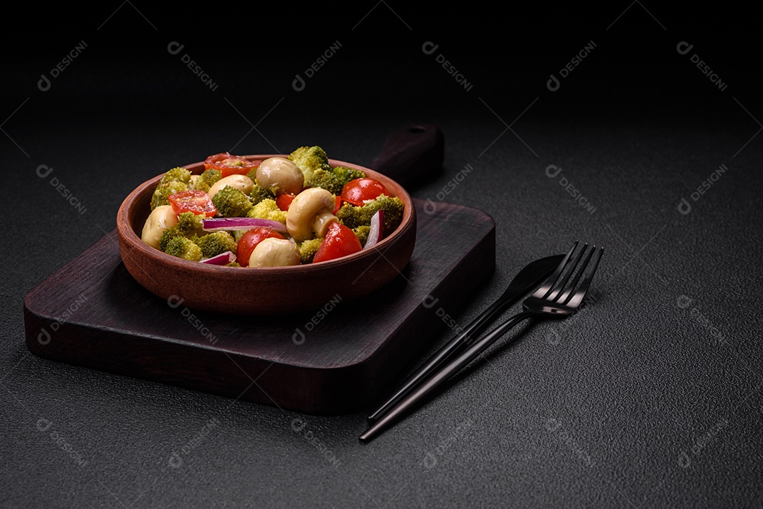 Deliciosa salada fresca de feijão verde, ervilha, pimentão e queijo com sal e especiarias sobre um fundo escuro de concreto