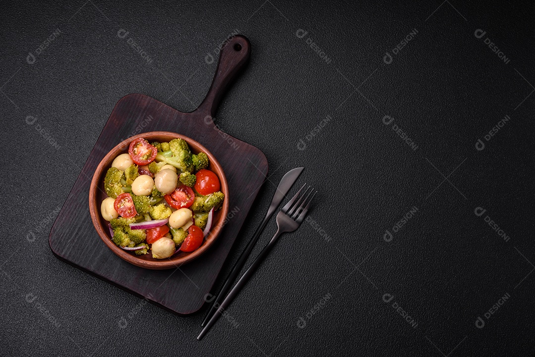 Deliciosa salada fresca de feijão verde, ervilha, pimentão e queijo com sal e especiarias sobre um fundo escuro de concreto