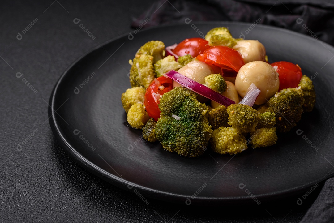 Deliciosa salada fresca de feijão verde, ervilha, pimentão e queijo com sal e especiarias sobre um fundo escuro de concreto
