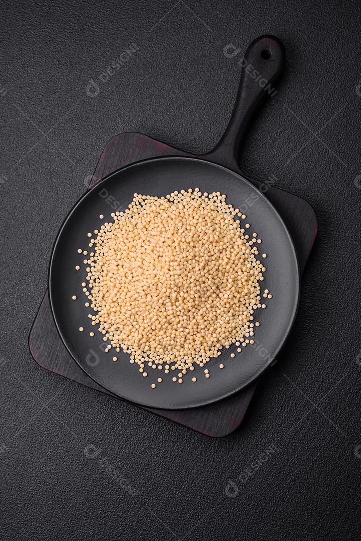 Lindas abóboras redondas frescas na cor laranja sobre um fundo escuro de concreto. Preparando-se para a celebração do Halloween