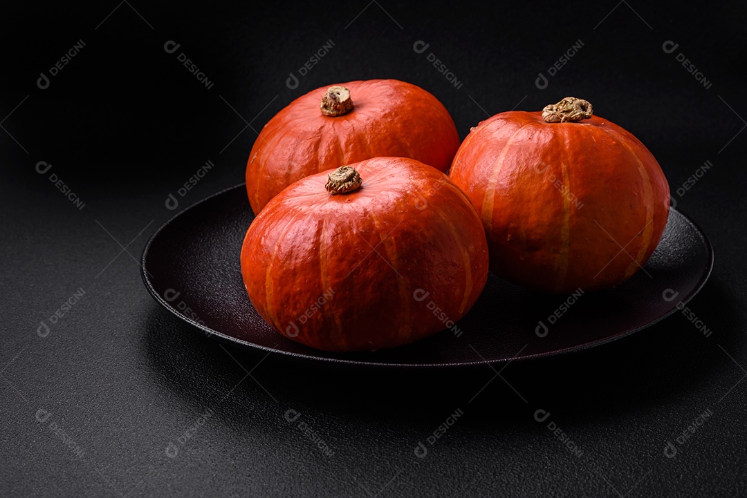 Lindas abóboras redondas frescas na cor laranja sobre um fundo escuro de concreto. Preparando-se para a celebração do Halloween