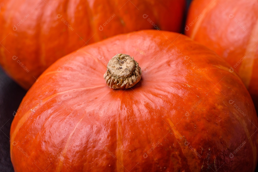 Lindas abóboras redondas frescas na cor laranja sobre um fundo escuro de concreto. Preparando-se para a celebração do Halloween