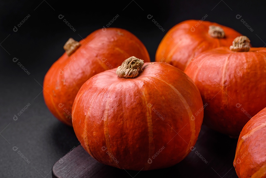 Lindas abóboras redondas frescas na cor laranja sobre um fundo escuro de concreto. Preparando-se para a celebração do Halloween