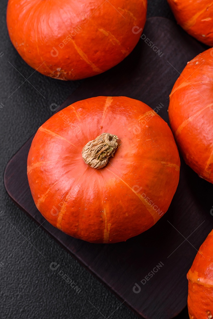 Lindas abóboras redondas frescas na cor laranja sobre um fundo escuro de concreto. Preparando-se para a celebração do Halloween