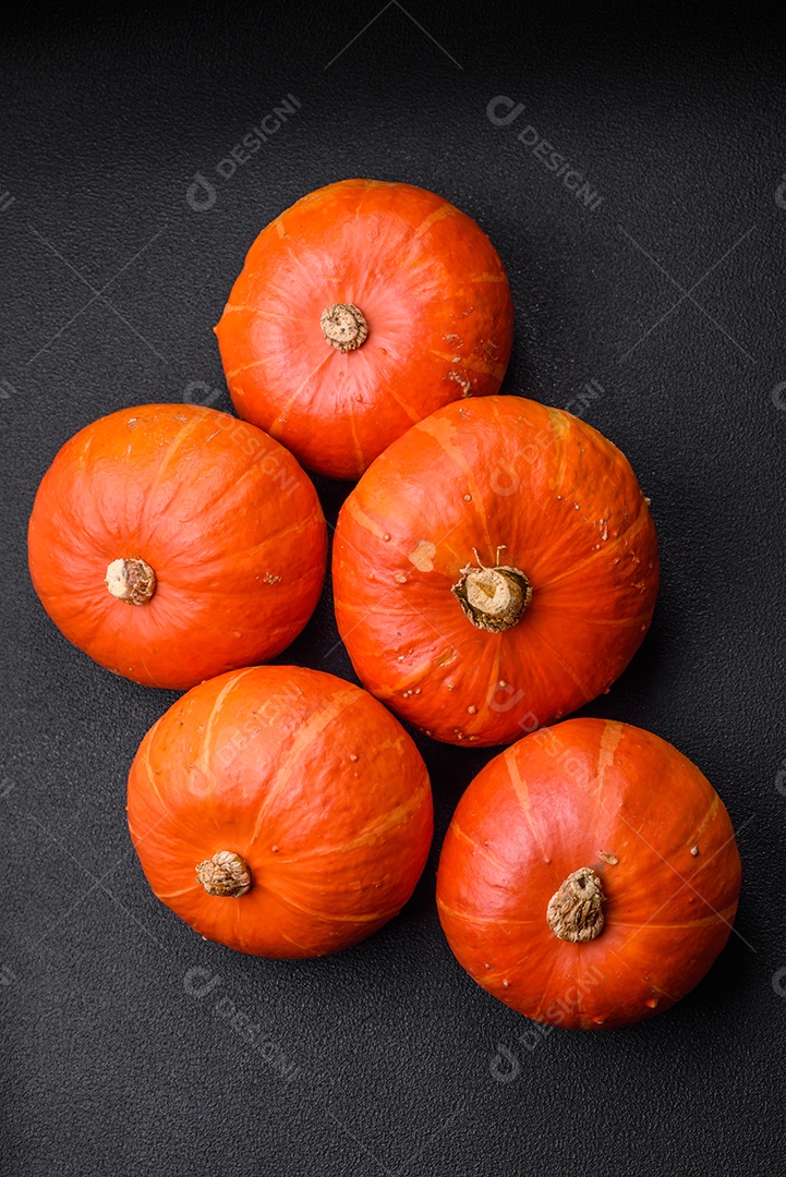 Lindas abóboras redondas frescas na cor laranja sobre um fundo escuro de concreto. Preparando-se para a celebração do Halloween