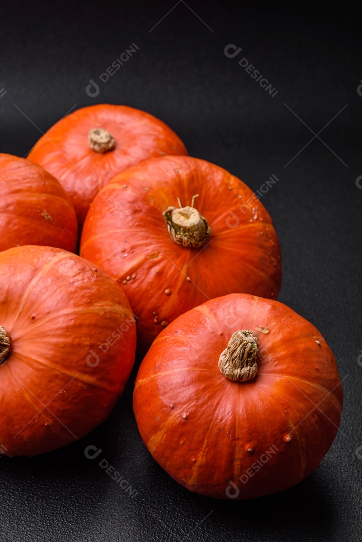 Lindas abóboras redondas frescas na cor laranja sobre um fundo escuro de concreto. Preparando-se para a celebração do Halloween