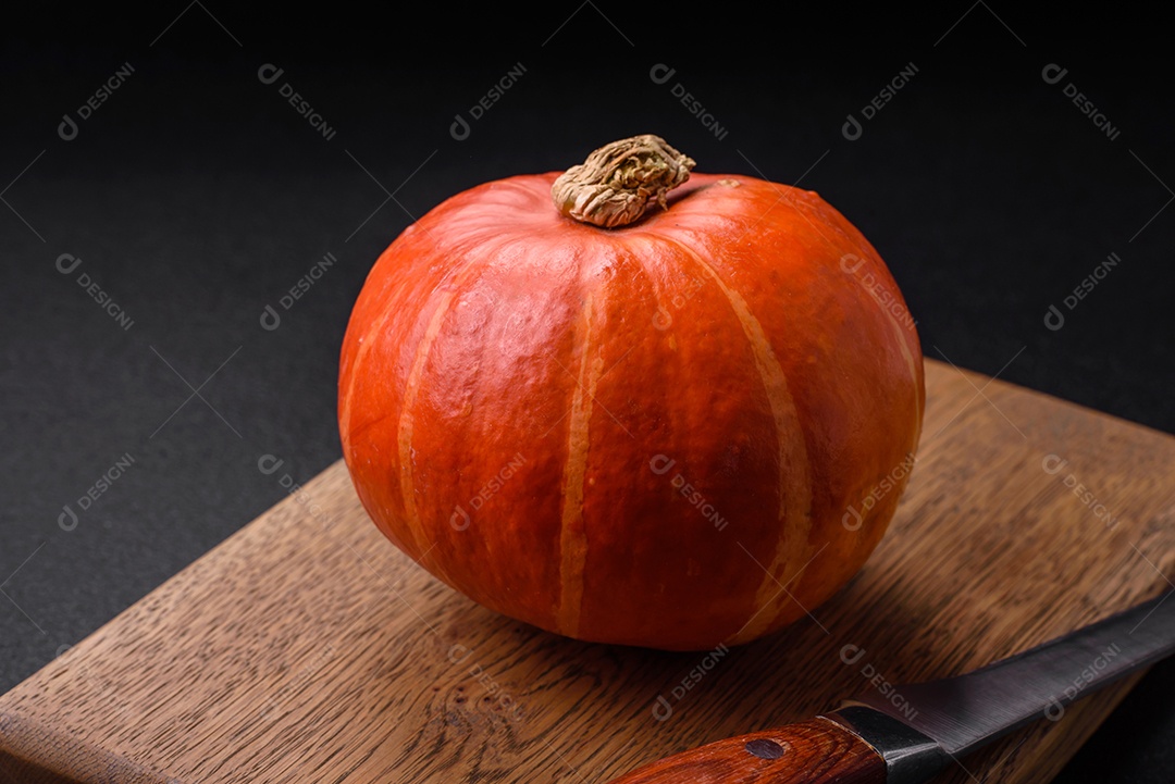 Lindas abóboras redondas frescas na cor laranja sobre um fundo escuro de concreto. Preparando-se para a celebração do Halloween