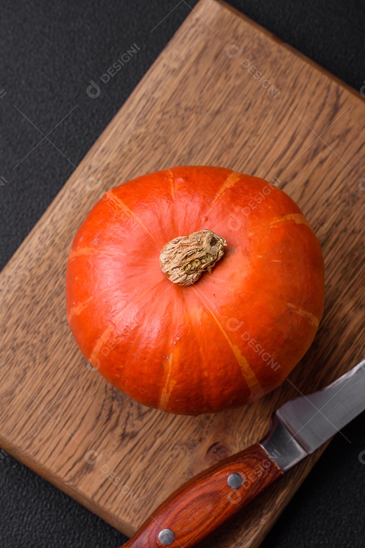Lindas abóboras redondas frescas na cor laranja sobre um fundo escuro de concreto. Preparando-se para a celebração do Halloween