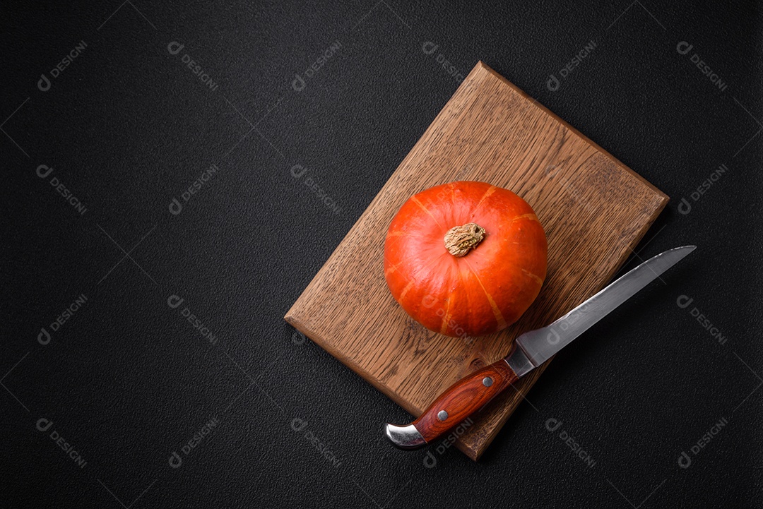 Lindas abóboras redondas frescas na cor laranja sobre um fundo escuro de concreto. Preparando-se para a celebração do Halloween