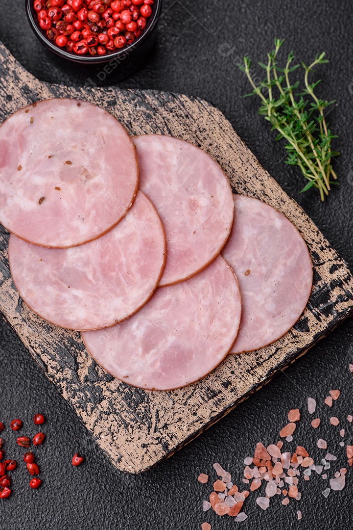 Delicioso molho vermelho picante com sal e especiarias em uma tigela de cerâmica sobre um fundo escuro de concreto