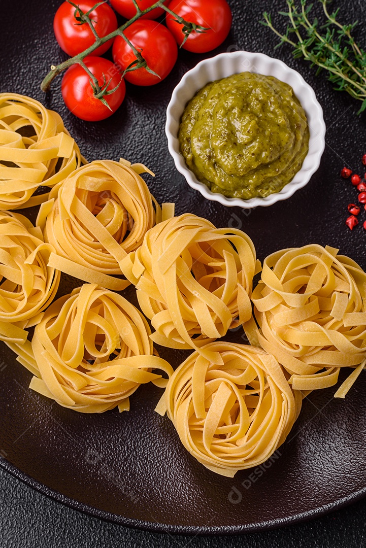 Delicioso molho vermelho picante com sal e especiarias em uma tigela de cerâmica sobre um fundo escuro de concreto