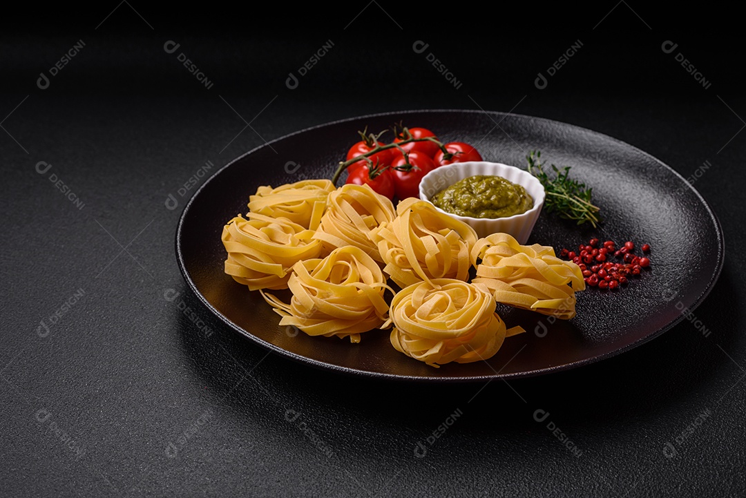 Delicioso molho vermelho picante com sal e especiarias em uma tigela de cerâmica sobre um fundo escuro de concreto
