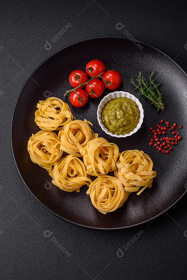 Delicioso molho vermelho picante com sal e especiarias em uma tigela de cerâmica sobre um fundo escuro de concreto