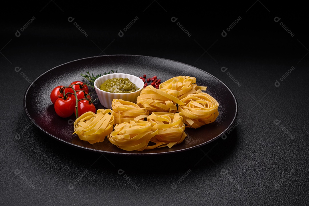 Delicioso molho vermelho picante com sal e especiarias em uma tigela de cerâmica sobre um fundo escuro de concreto