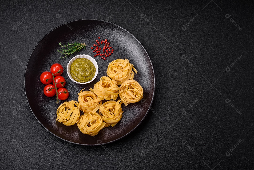 Delicioso molho vermelho picante com sal e especiarias em uma tigela de cerâmica sobre um fundo escuro de concreto